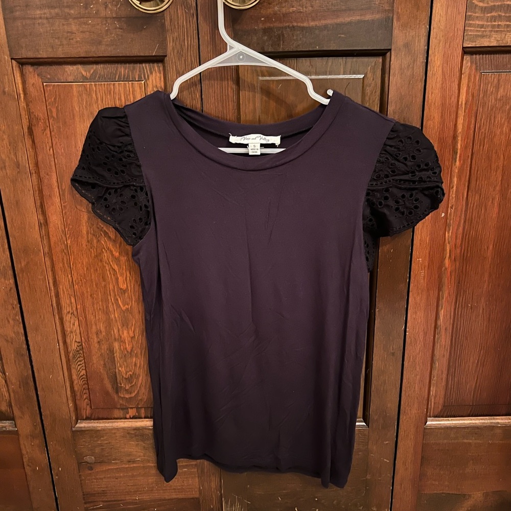 Vine and Valley black tee- size S